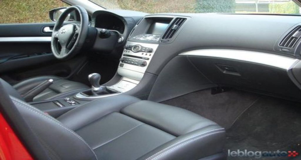 Essai Infiniti G37S : Vie à bord (2/4)
