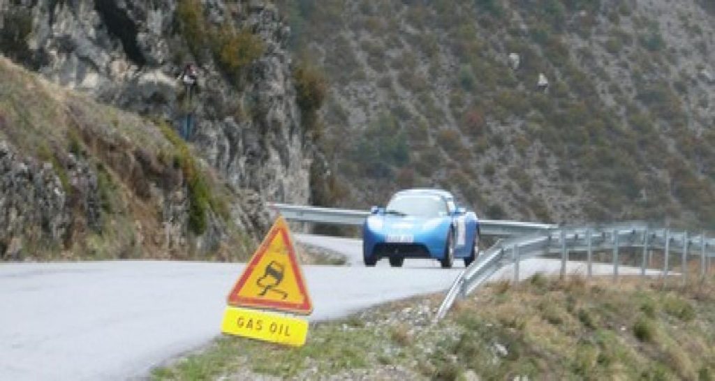 Record électrique : 386,7 kilomètres avec un seul plein en Tesla Roadster