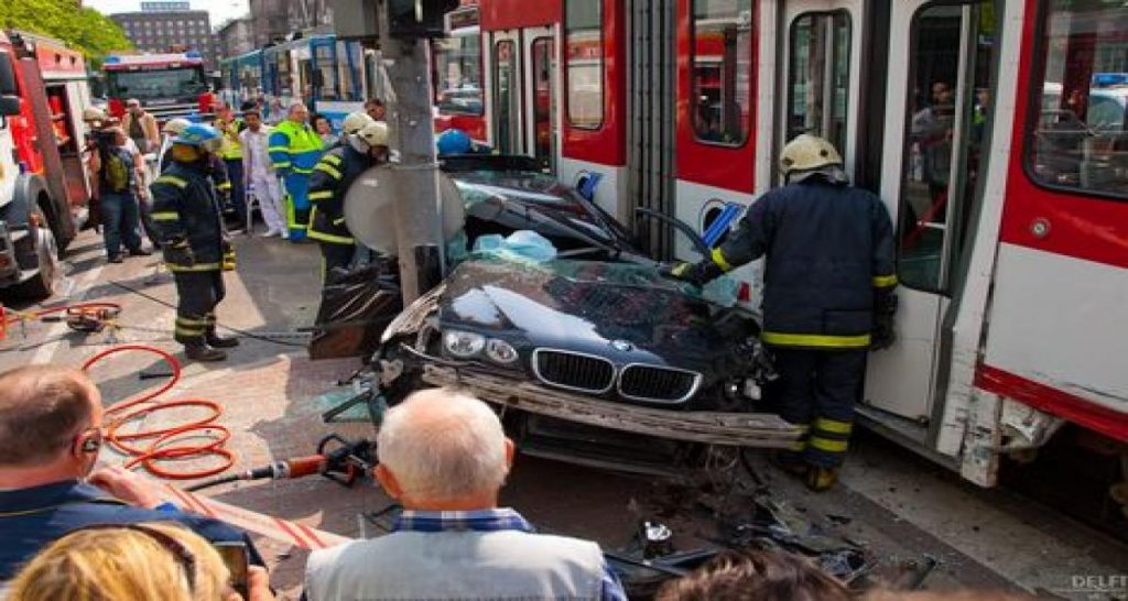 BMW Série 3 Touring vs Tram : qui va gagner ?