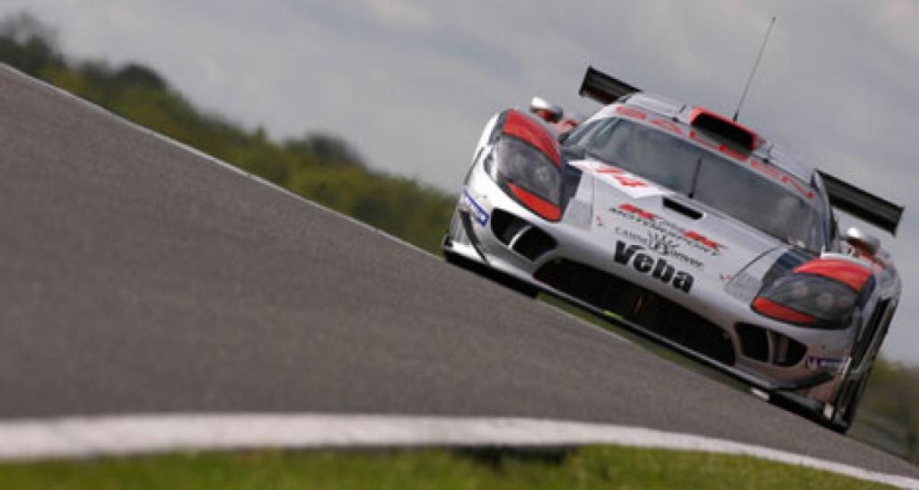 Saleen devant Maserati à Silverstone
