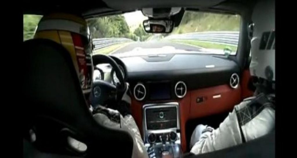 La Mercedes SLS se dégourdit sur le Ring