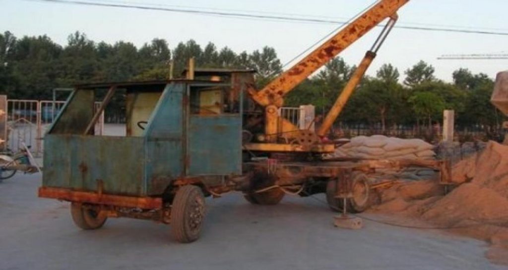 Un camion Chinois très… Euh… Artisanal