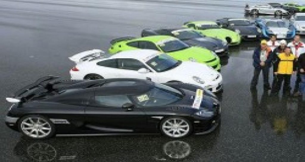 Parterre de supercars et coup de pied aux fesses