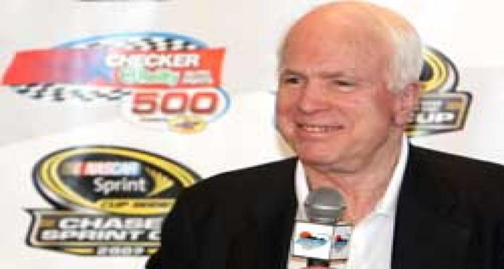 John McCain charge GM et Chrysler