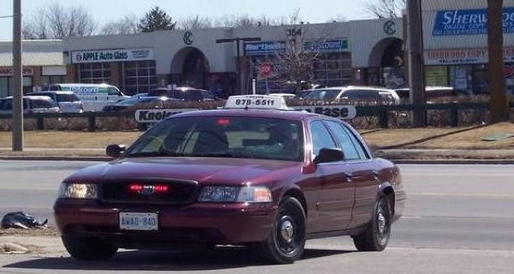 Une voiture de police maquillée en taxi