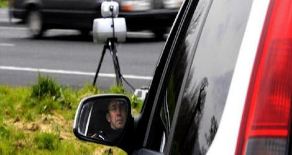 Sur une route limitée à 70 km/h, il est flashé à 51 km/h…