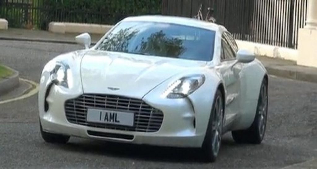 L’Aston Martin One-77 évolue en ville
