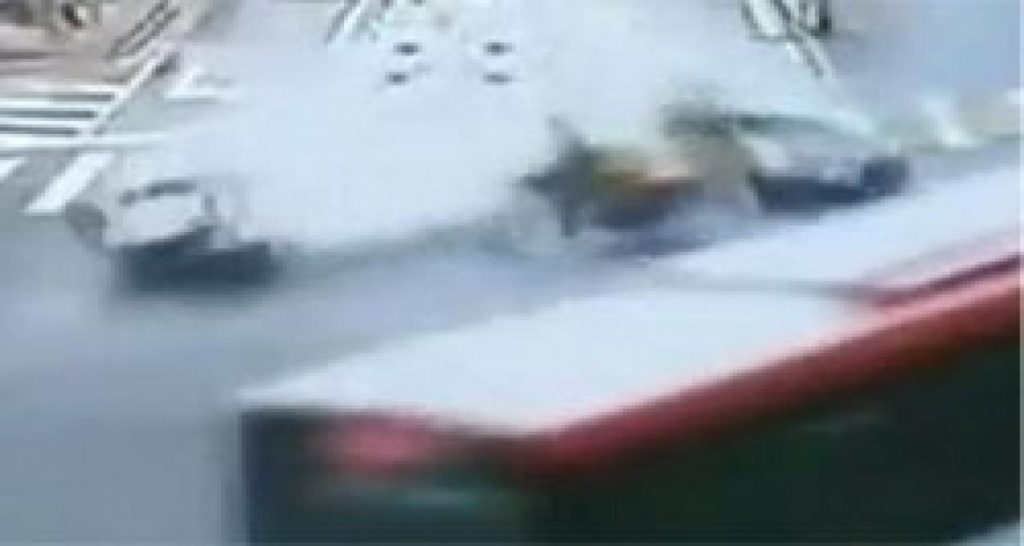 Surréaliste : ce cycliste s’en tire indemne (vidéo)