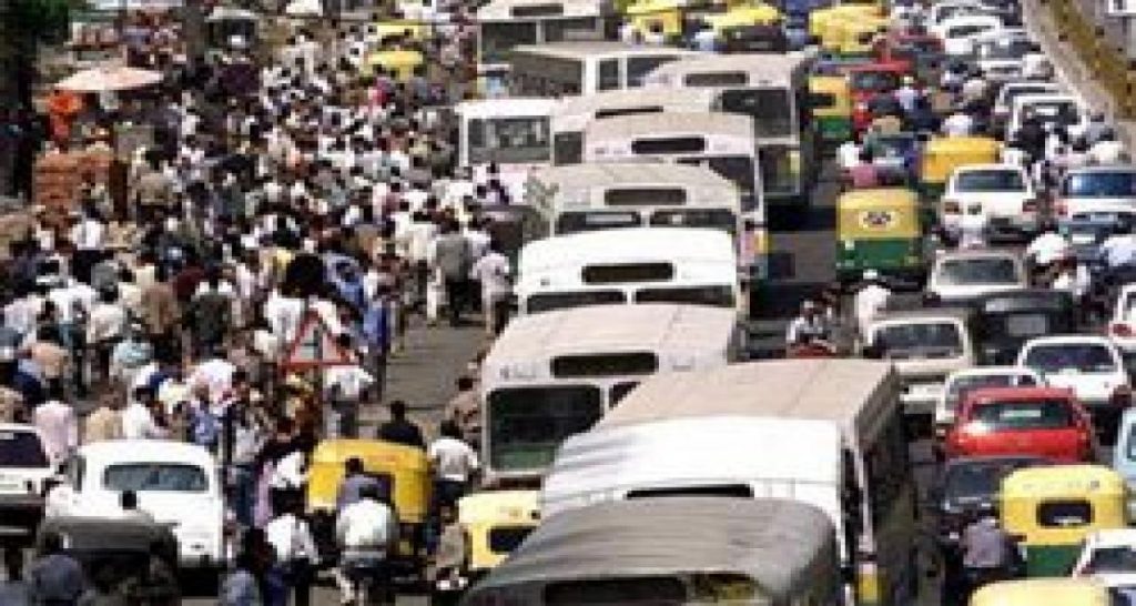 New Delhi, circulation, Facebook et délation…