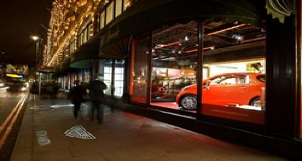 BCBG : l’Aston Martin Cygnet chez Harrod’s