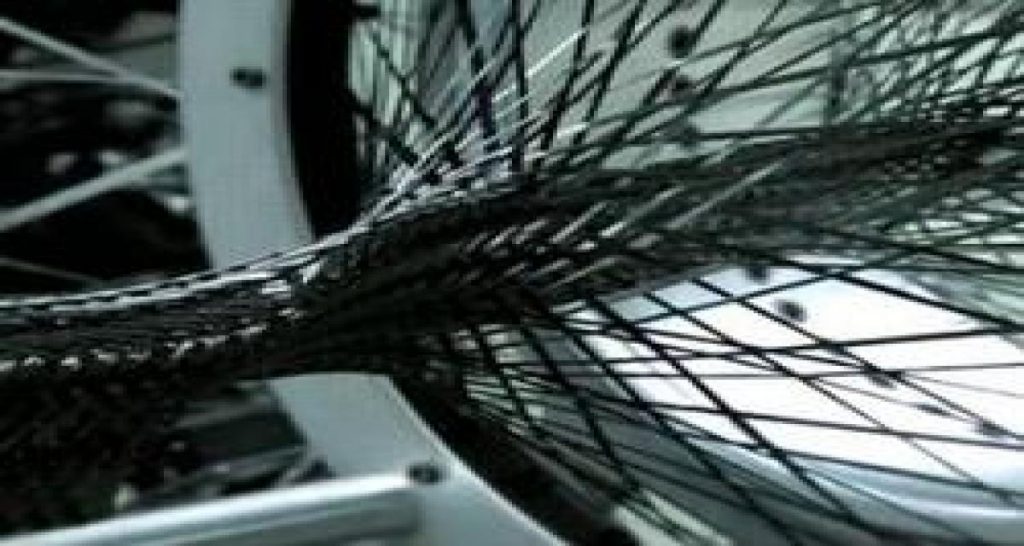 Lexus tisse la fibre de carbone et le montre partiellement en vidéo