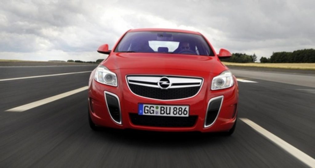 Opel Insignia : débridée et boîte auto avec palettes au volant
