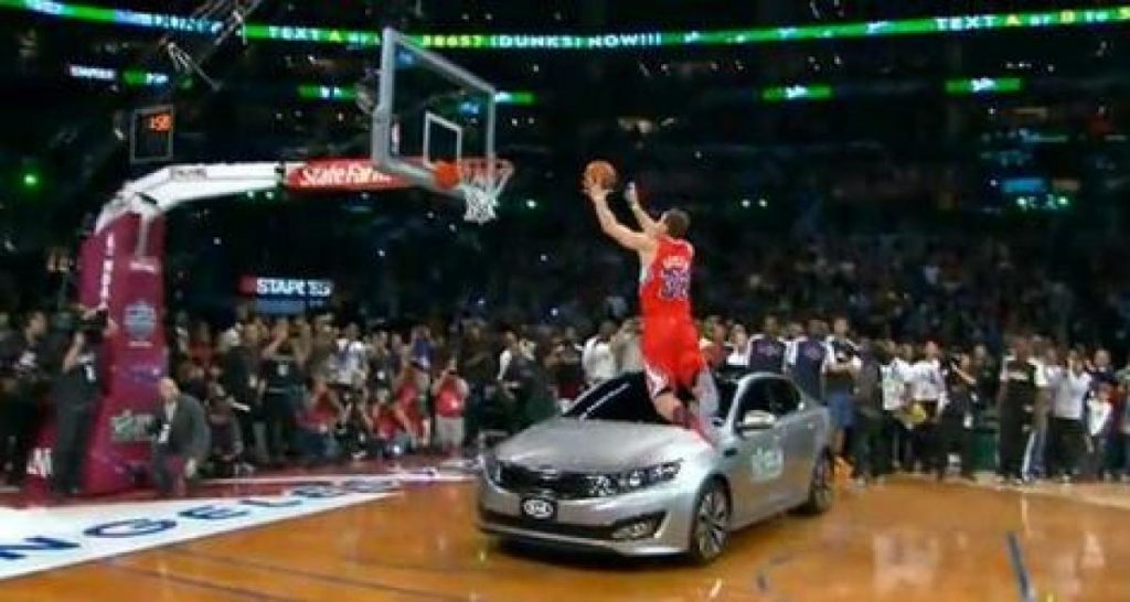 Blake Griffin s’envole (presque) au-dessus d’une Kia Optima