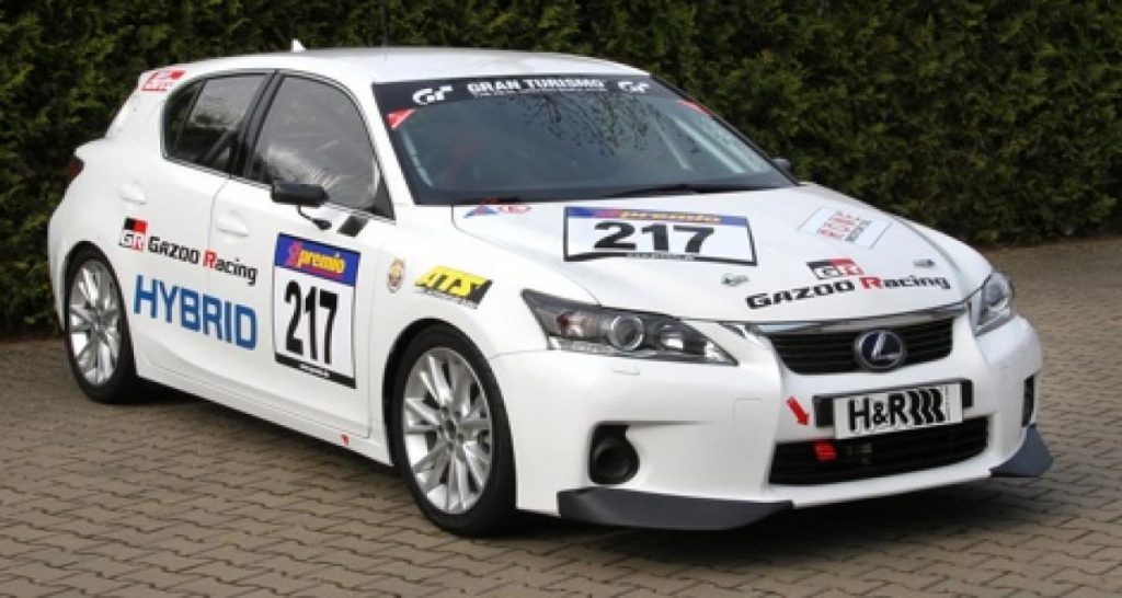 La Lexus CT200h prend la piste