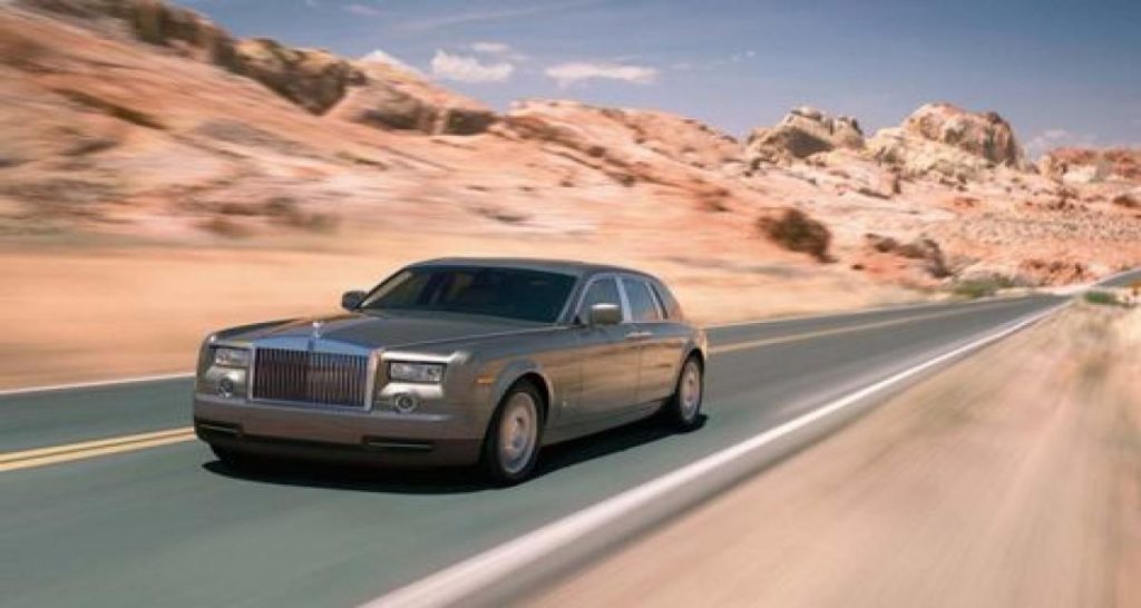 Une Rolls-Royce Phantom avec un moteur V16 dans un film
