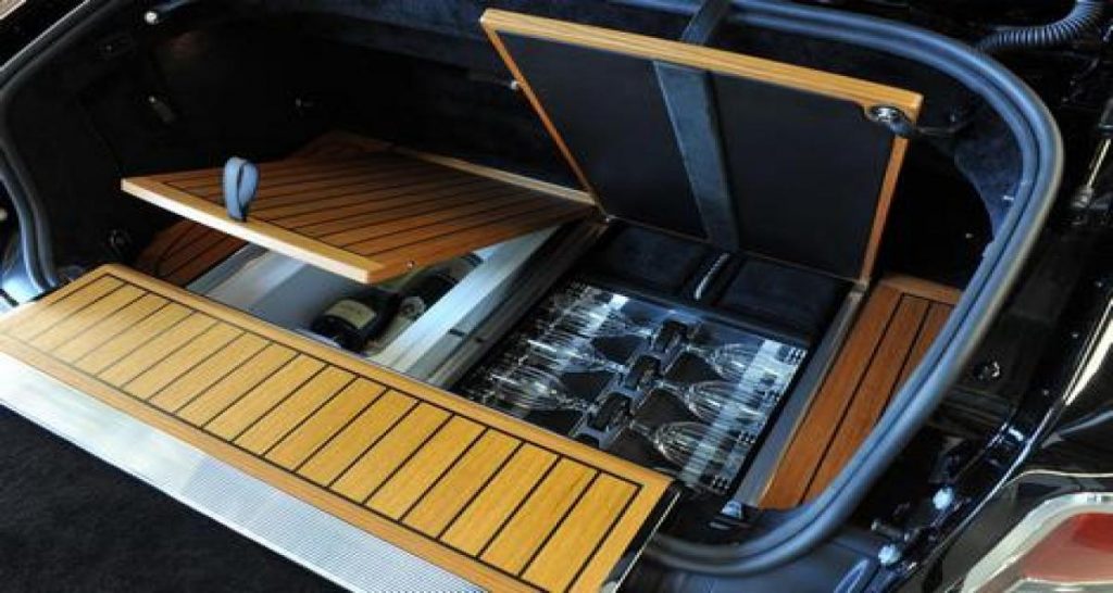 La personnalisation Bespoke cartonne, Rolls-Royce embauche