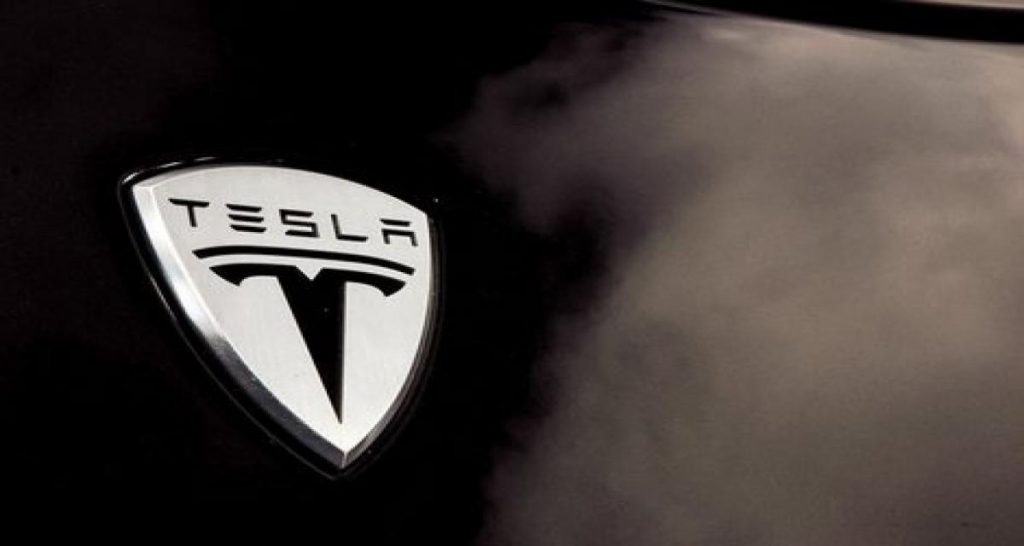 Tesla : le modèle X en approche et la tête dans les étoiles