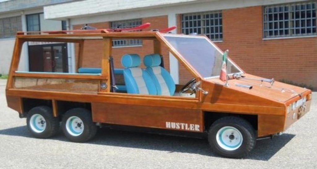A vendre: une Mini à 6 roues grimée en yacht!