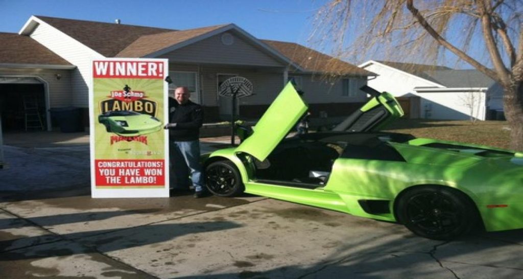 C’est pas bien de se moquer… Mais on le fait quand même: un homme gagne une Lamborghini et la détruit peu après