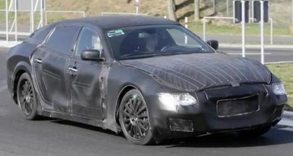 Spyshot : la future Maserati Quattroporte lime le ring