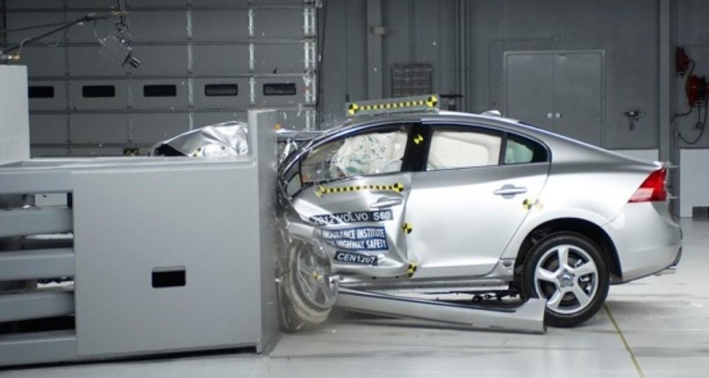 Crash test : l’IIHS introduit un nouveau test frontal plus sévère