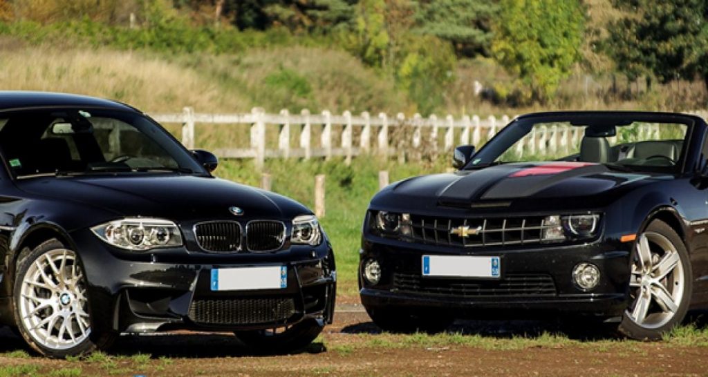 La photo du jour : BMW Série 1 M Coupé et Chevrolet Camaro Cabriolet