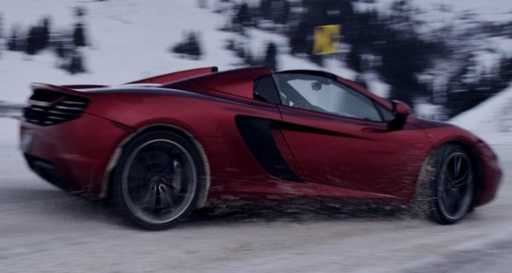 Vidéo: une McLaren 12C Spider face à un snowboard