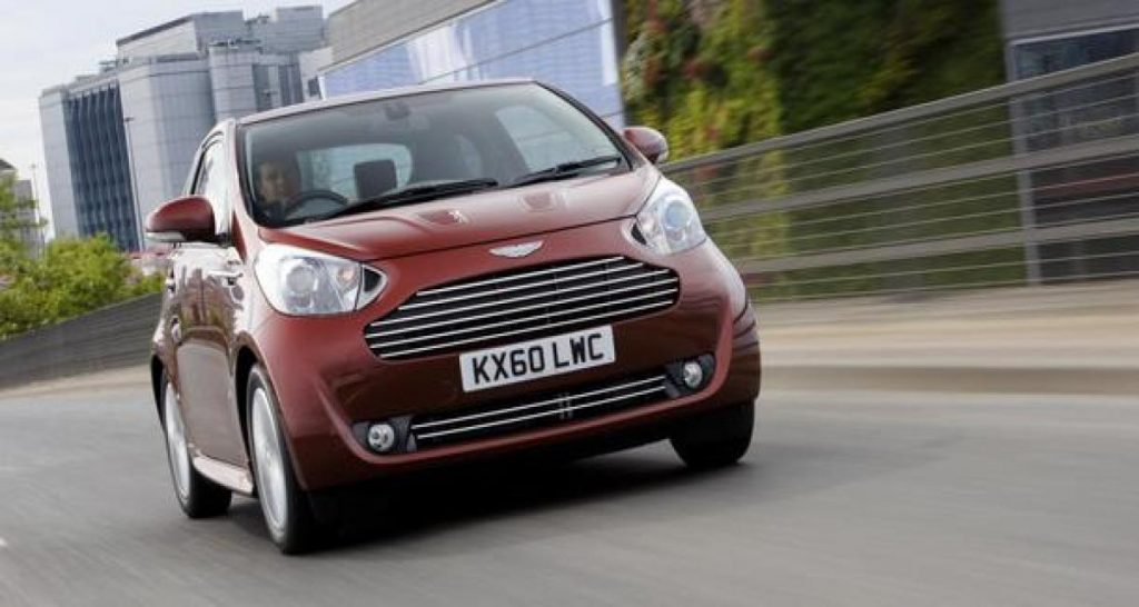 Sortie de route pour l’Aston Martin Cygnet
