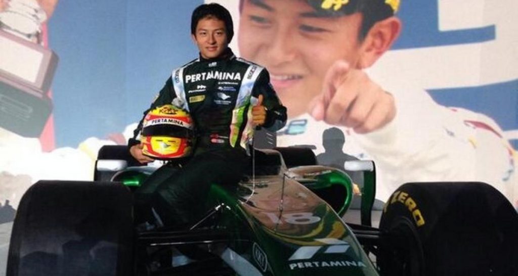 La compromission du jour : avec Pertamina, la Caterham GP2 double une Ferrari F1 !