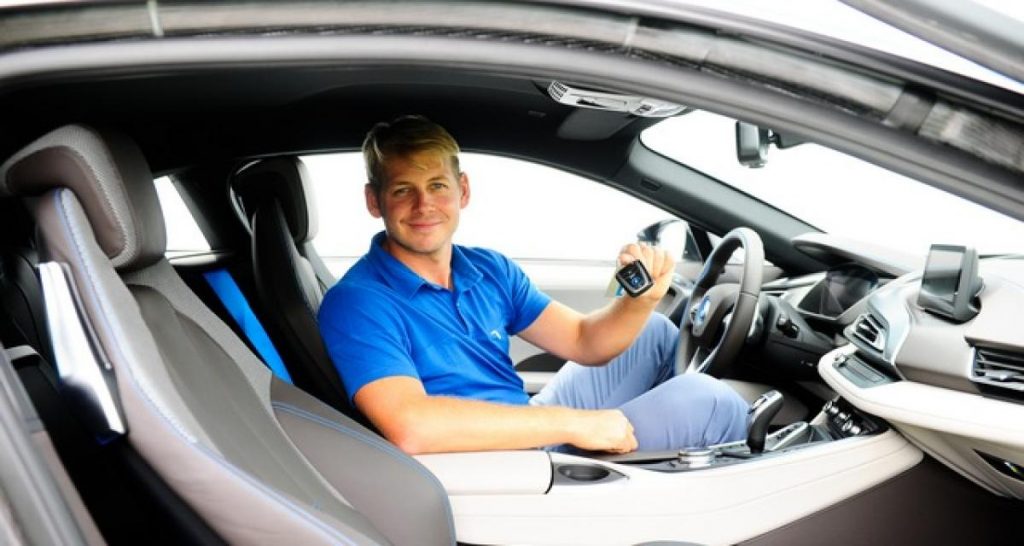 Un swing, 156 mètres et une BMW i8 au bout