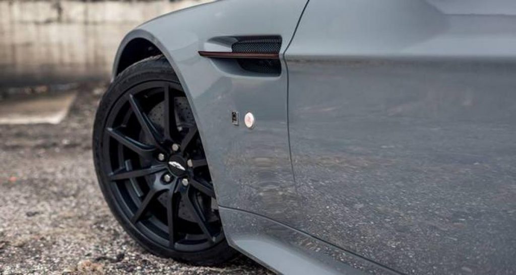 Une Aston Martin V12 Vantage S passée par l’antenne Q