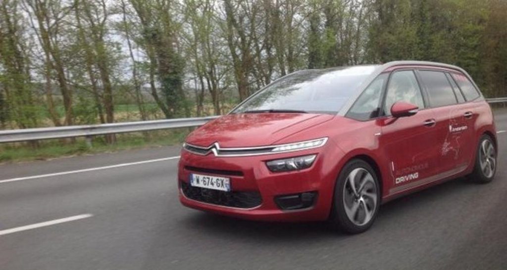 Deux Citroën C4 Picasso en mode autonome entre Paris et Amsterdam