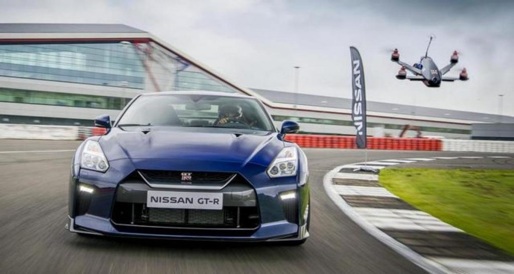 Nissan GT-R : entre course contre un drone et simulateur 4D