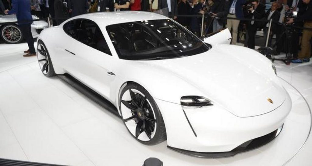 Porsche Mission E : une vraie Porsche, une auto spéciale aussi et une pique envers Tesla