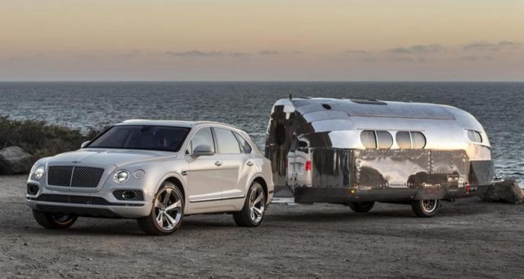 Pebble Beach 2016 : le Bentley Bentayga part en camping