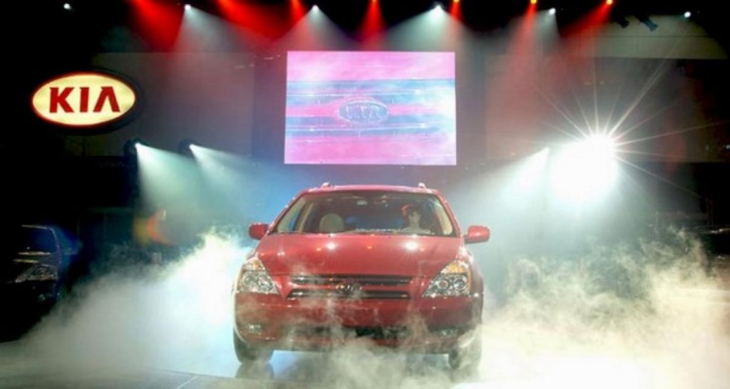 Le concessionnaire marron et le monospace sans airbag