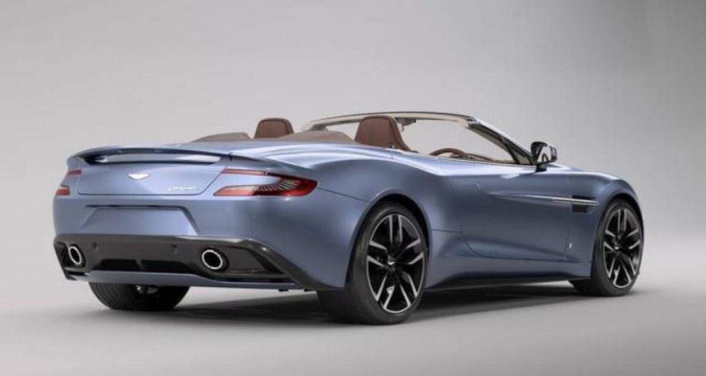 Q plonge à l’eau avec une Aston Martin Vanquish Volante