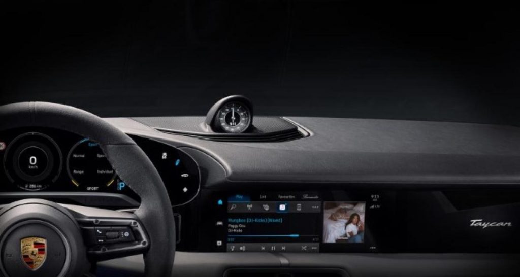 Porsche présente la planche de bord de la Taycan