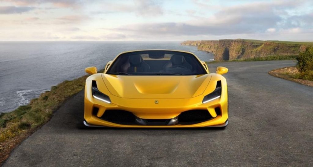 La Ferrari F8 Tributo enlève le haut avec le Spider