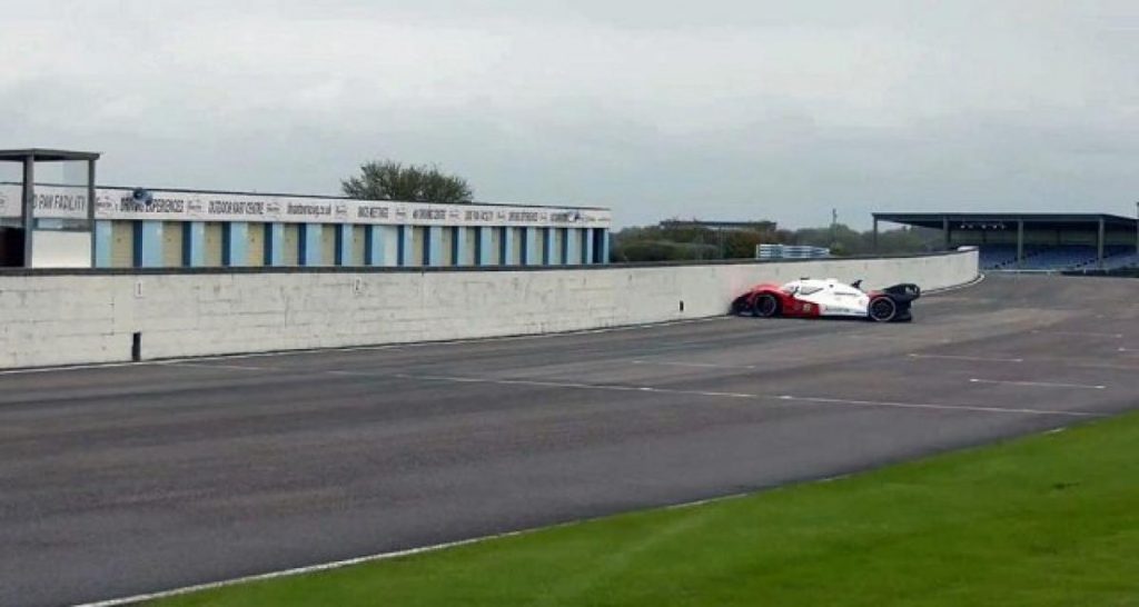 Roborace : une voiture de course autonome va droit au mur