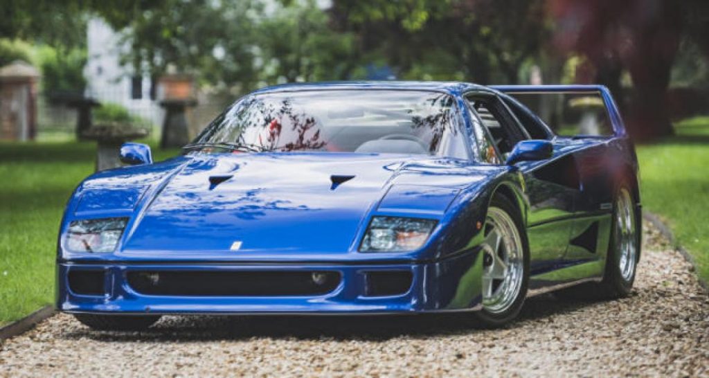 Une Ferrari F40 bleu Porsche vendue 1,17 million d’euros