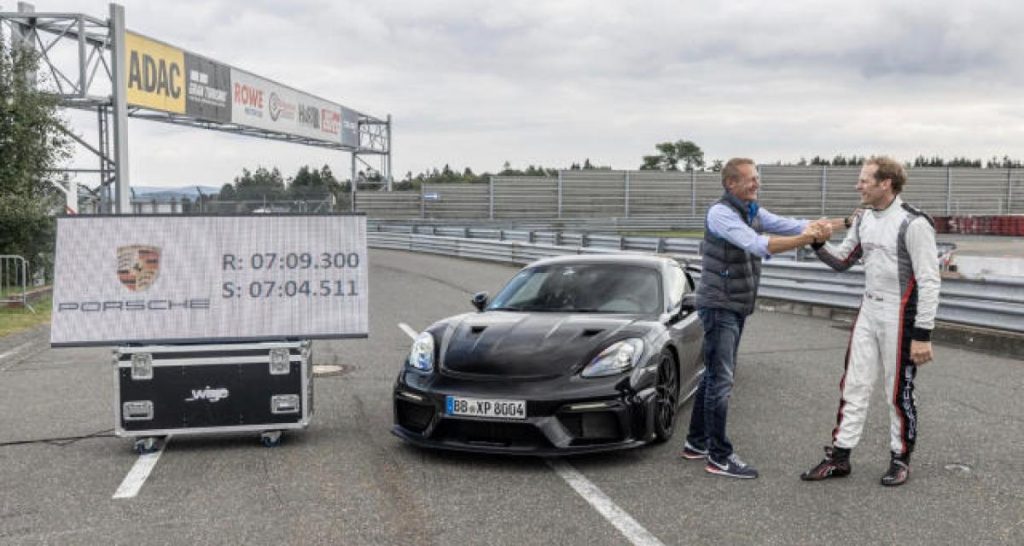 Le Porsche 718 Cayman GT4 RS envoie du bois