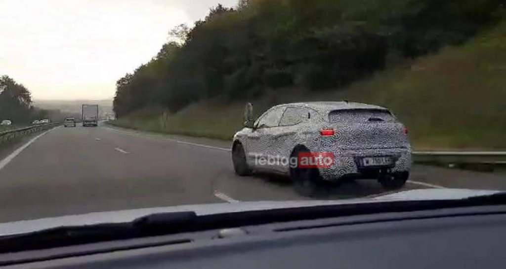 Spyshots : Mathieu et Christopher et une Megane (longue autonomie ?)