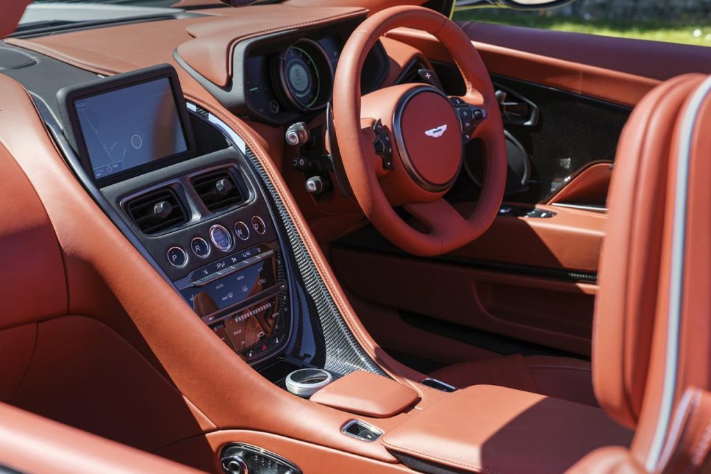 hd-aston_martin_db11_2_versions_spciales_1-1