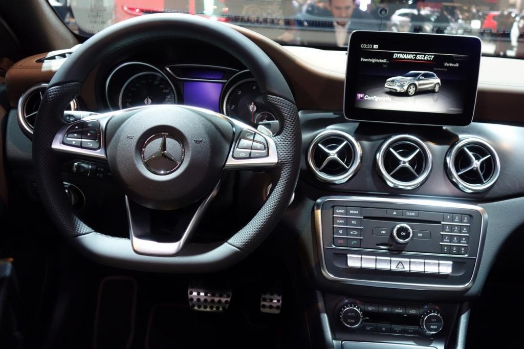 hd-bruxelles_2017_live_mercedes_gla_1-1