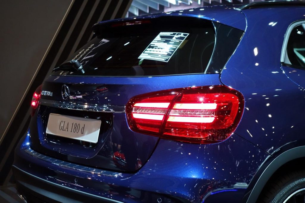 hd-bruxelles_2017_live_mercedes_gla_1-4