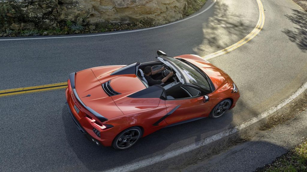 hd-chevrolet_corvette_le_cabrio_passe_au_toit_rigide_1-10