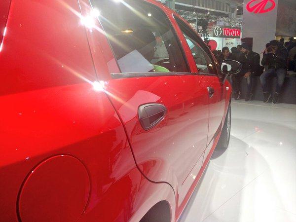 hd-delhi_2016_fiat_punto_pure_1-2