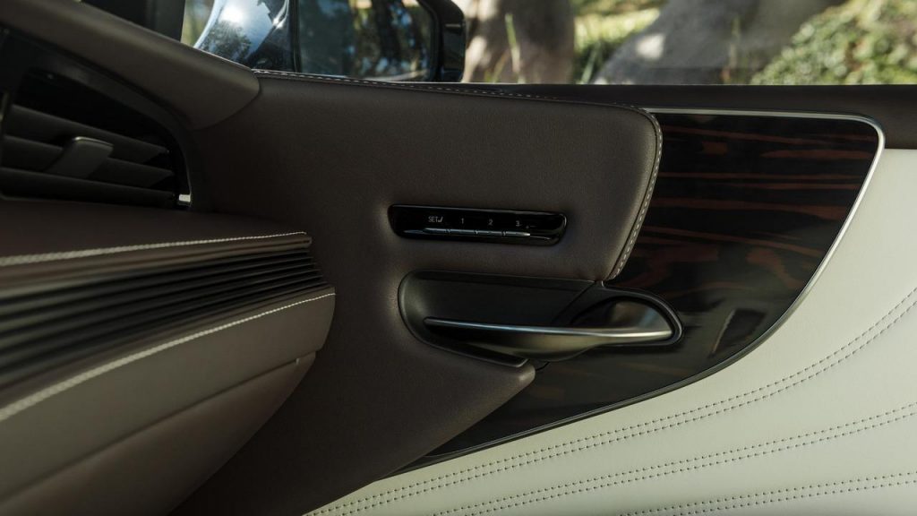 hd-detroit_2017_lexus_ls_1