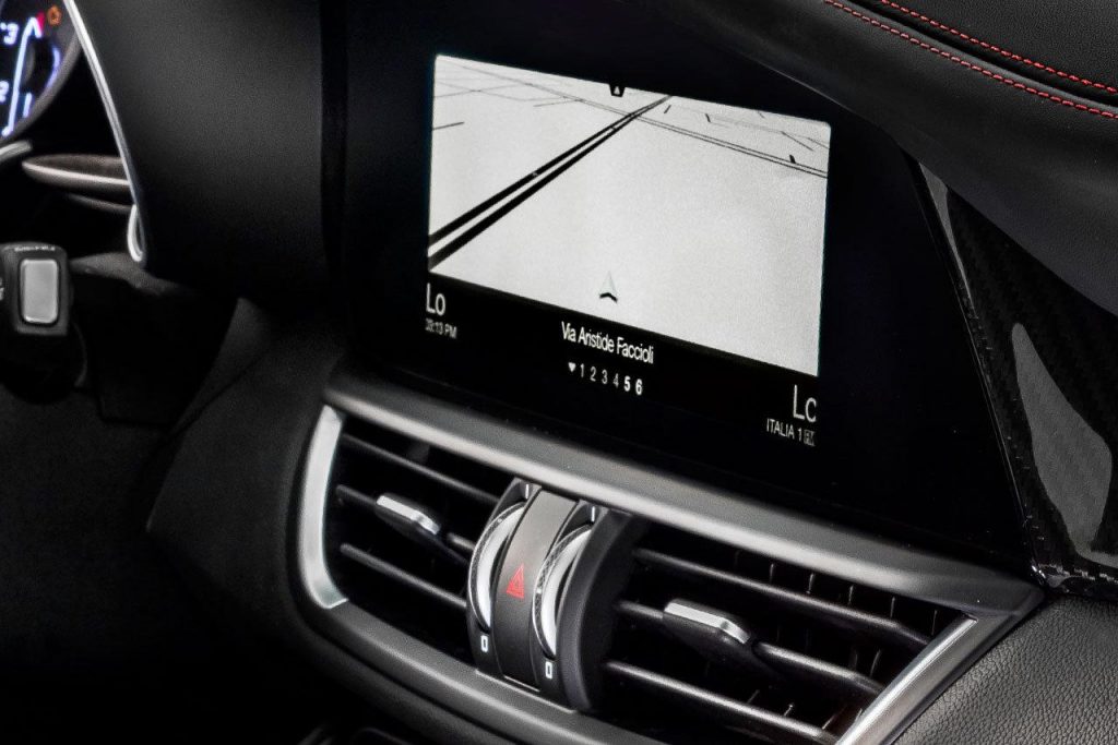 hd-deux_alfa_romeo_giulia_quadrifoglio_pour_la_gendarmerie_italienne_1-1